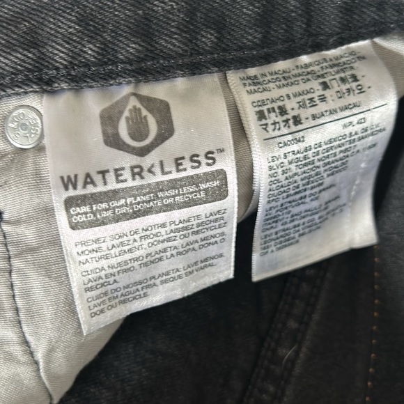 Levi black denim shorts size W 28 never worn - Picture 2 of 7